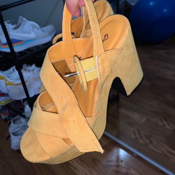 Lulus Yellow platform Heels - Picture 3 of 4